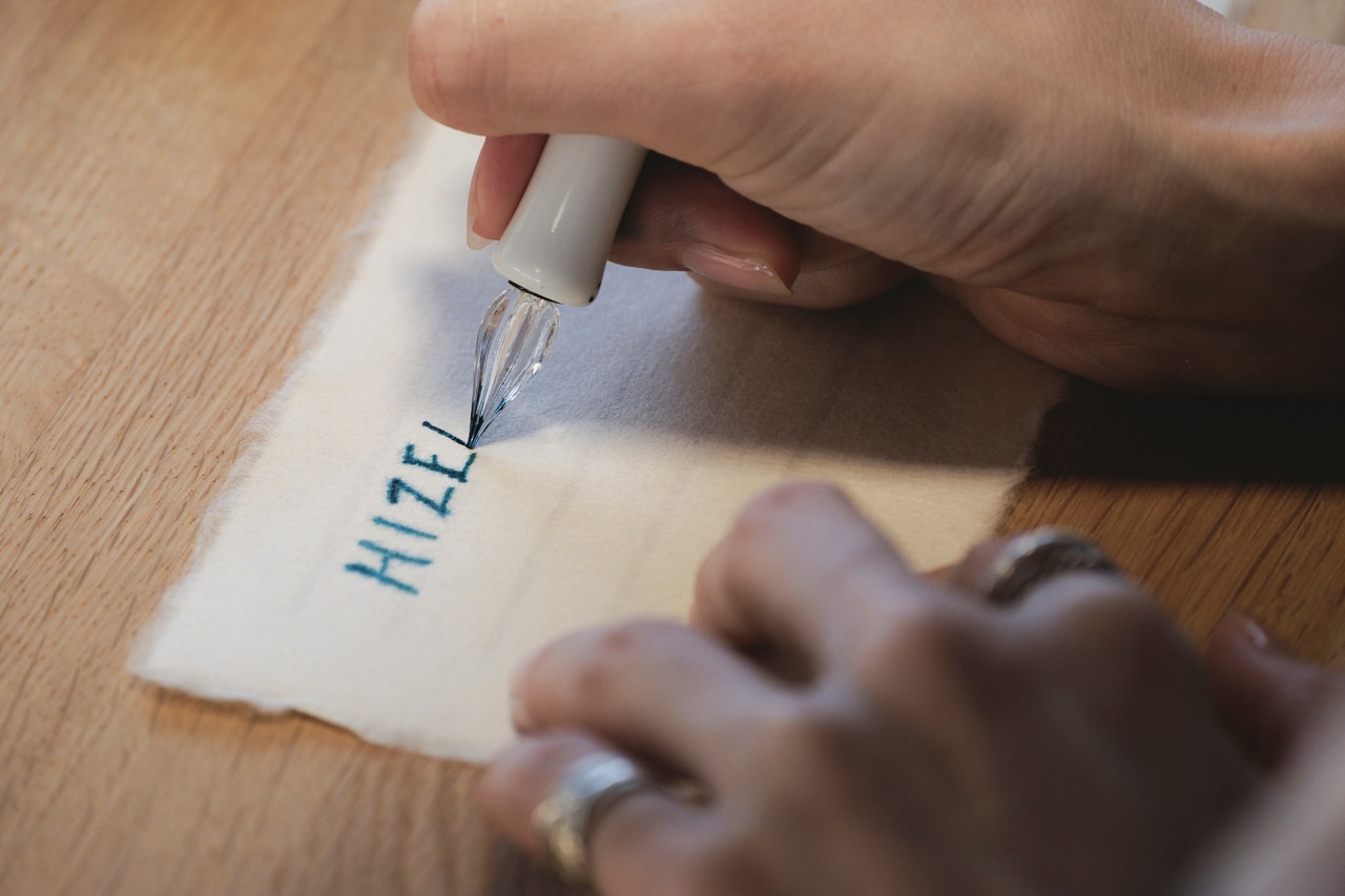 300年の歴史のある佐賀県・名尾手すき和紙。自然と味のある字に仕上げてくれる。