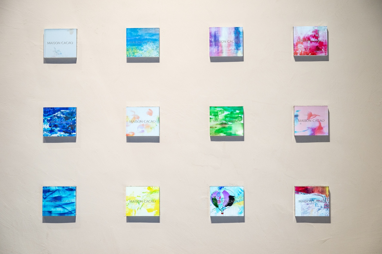 階段の途中にも、これまでのコレクションを紹介するアート作品が。