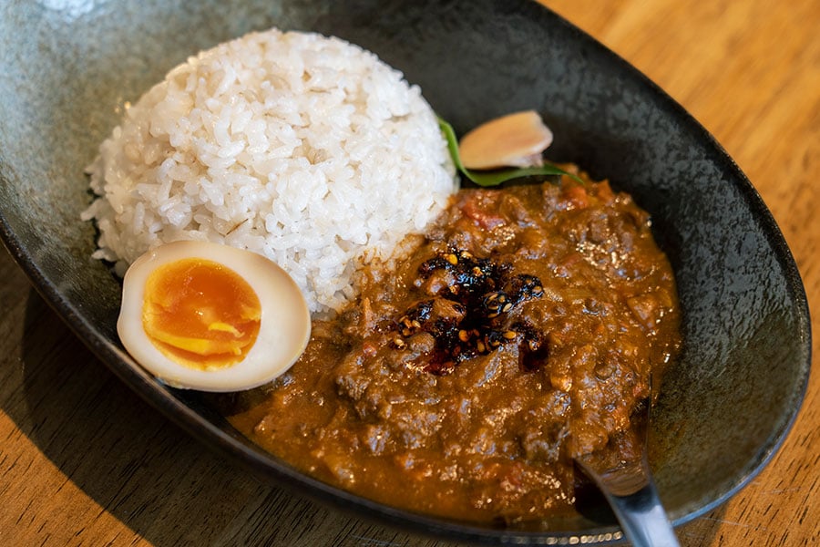 白老牛と鹿肉のキーマカレー～特製スパイス辣油付き～ 1,100円。サラダ、スープ、ミニデザートが付く。