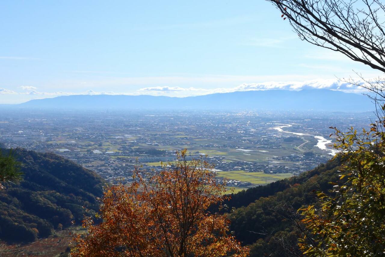 主郭から南方に眺望が開けている。右手に見えるのは揖斐川の支流・根尾川