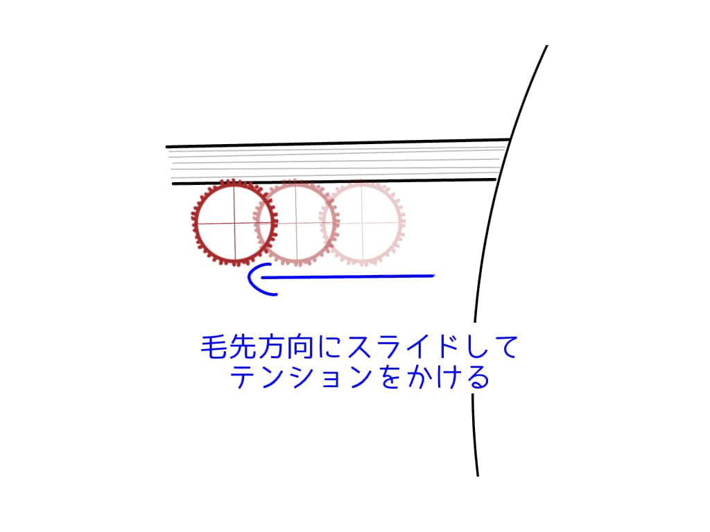 毛先方向にスライドするようにカーラーを動かし、髪を引っ張ってテンションをかける。おでこに対して直角に引っ張るのがコツ