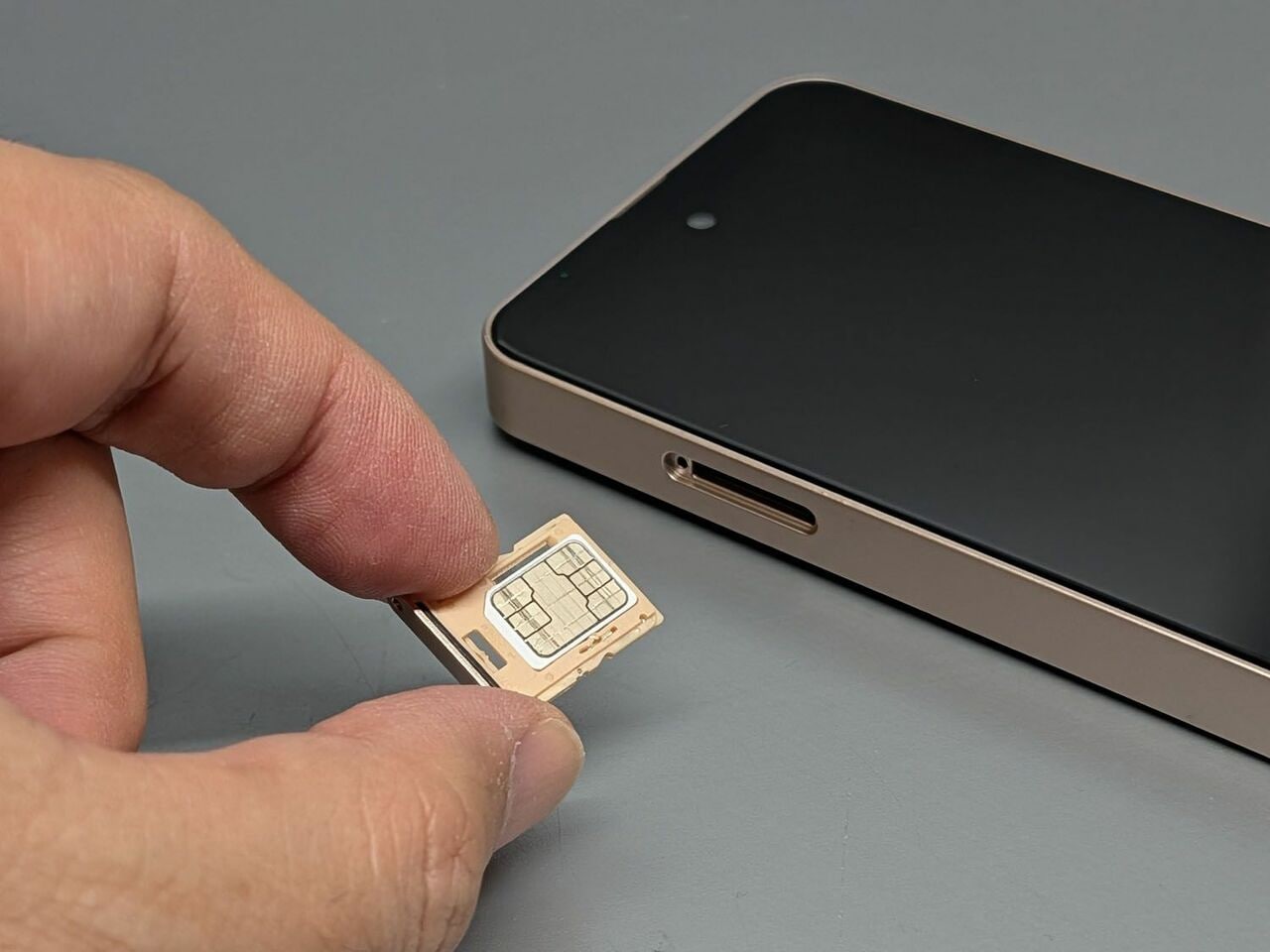 SIMカードと兼用のメモリカードトレイを搭載し、容量の拡張が行えます