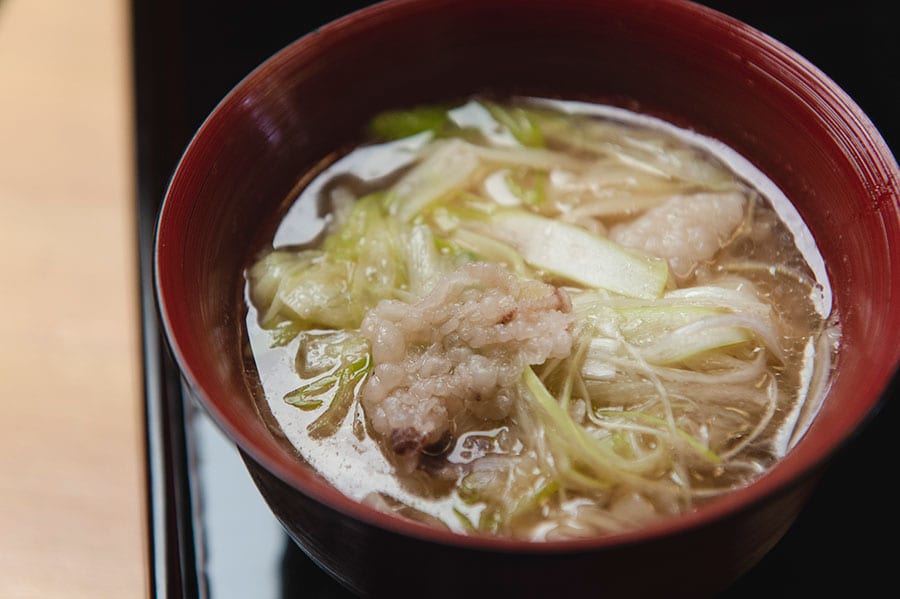 出汁がしみじみおいしい、富山の月の輪熊、氷見のうどんの熊うどん。