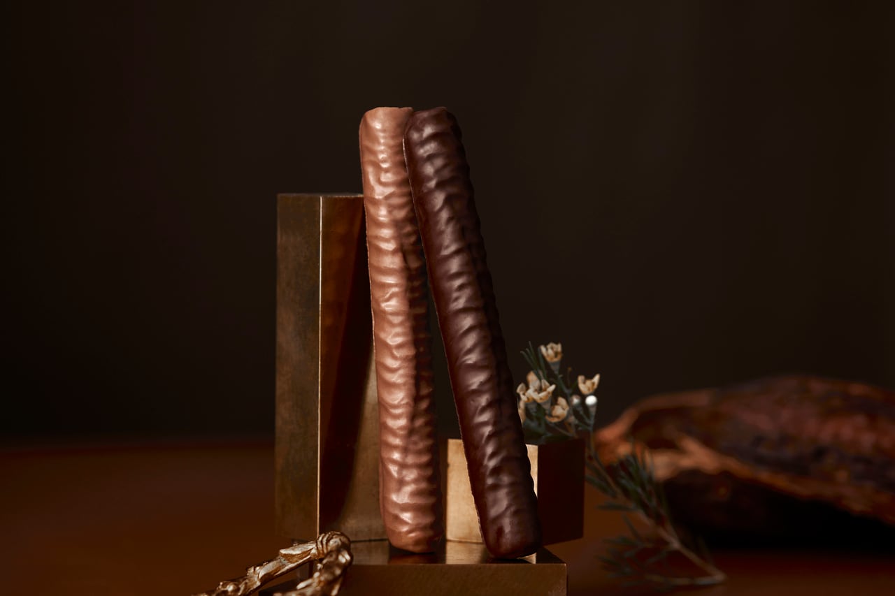 リッチミルクとリッチビターの2つの味。たっぷりのショコラをまとって登場。