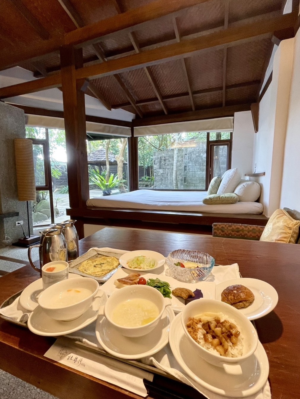 朝食はのんびりと部屋のリビングで。