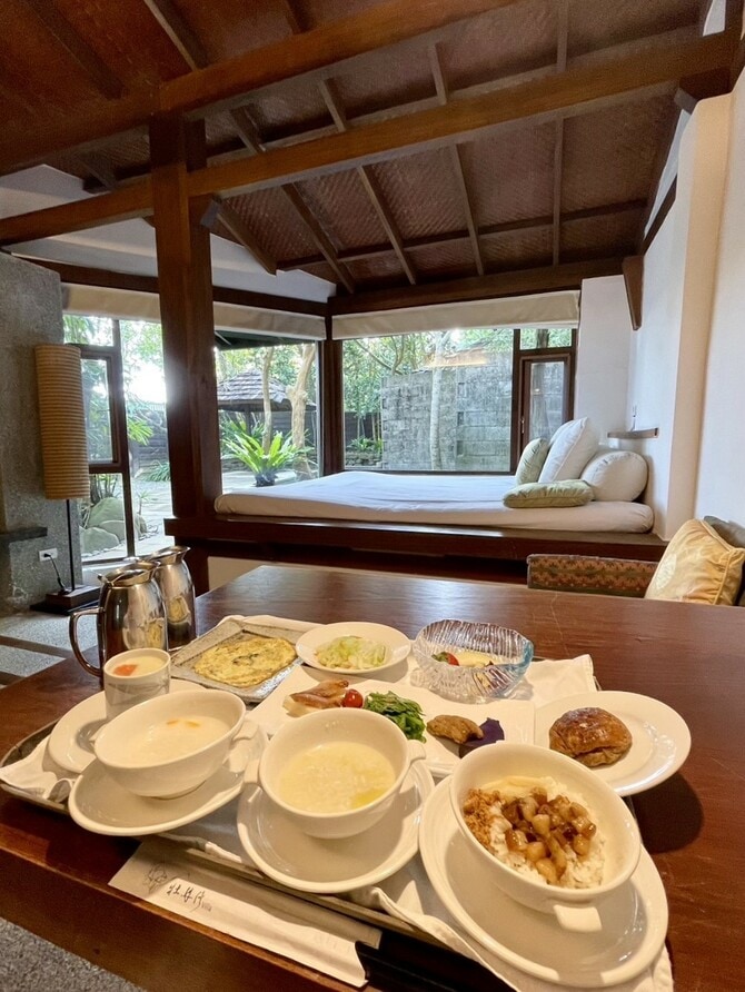 朝食はのんびりと部屋のリビングで。