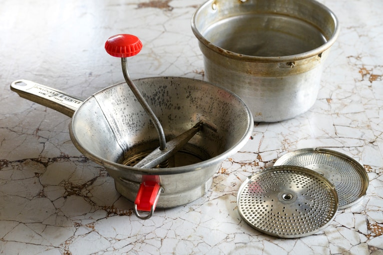 だいぶ使い込んでいる私物。右手前の円盤は、赤いハンドルのついた器具にセットして使います。