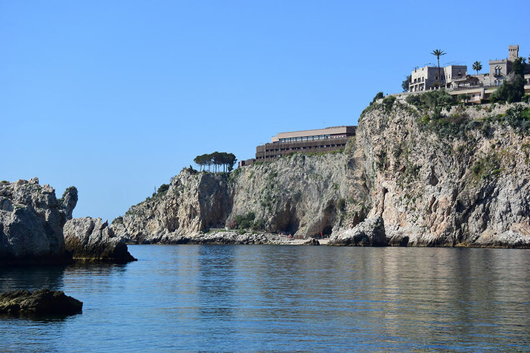 ウナホテルズ・カポタオルミーナは断崖を生かした造り。ふもとにほぼプライベート状態のビーチがあります。