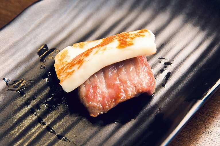 チーズの名産地イムシル産チーズはモクサルと相性抜群。焼いてモクサルと一緒に味わうと、チーズのまろやかさと肉の甘みがふくらむ。