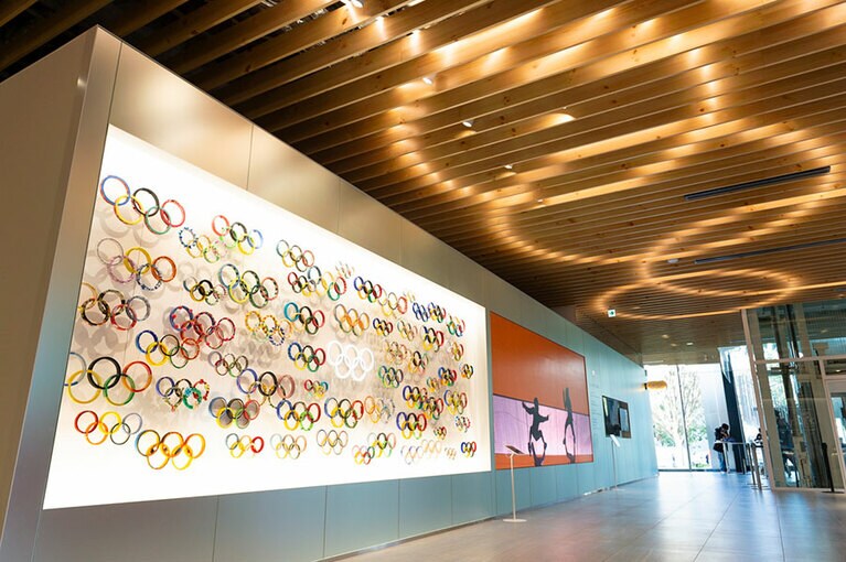 映像はNHK「ピタゴラスイッチ」などを手がける東京藝術大学の佐藤雅彦教授が監修。