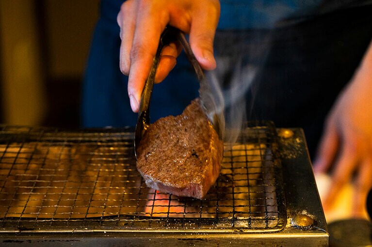 近江牛のヒレ肉は目の前で焼いて提供。