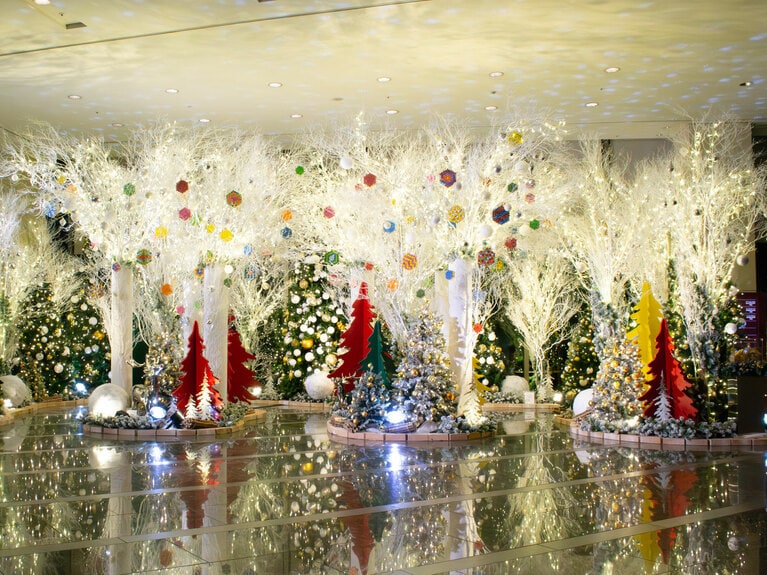 夜はロマンティックな表情。