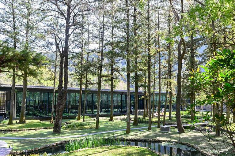 「星のやグーグァン」のシンボルは、渓谷の湧き水が流れるウォーターガーデン。