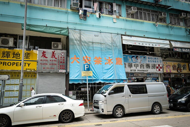 ブルーの雨よけシートが目印です。