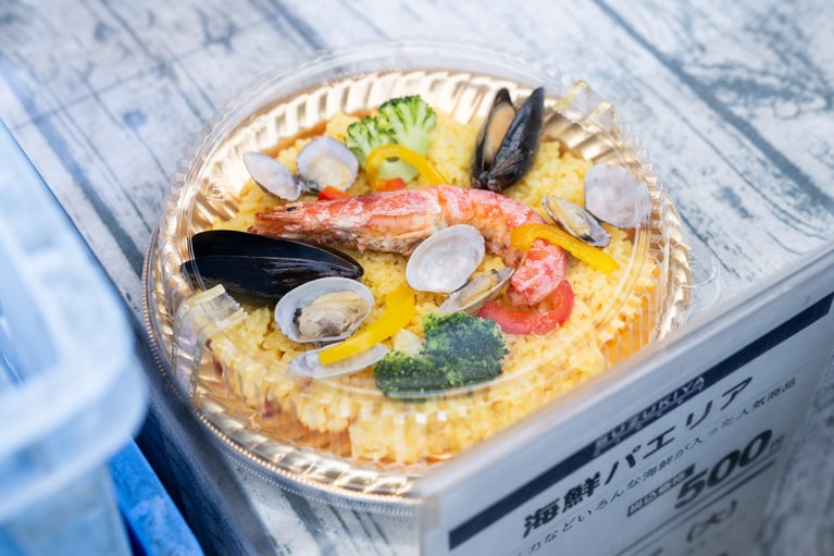 「SUZUKIYA」の海鮮パエリア500円。