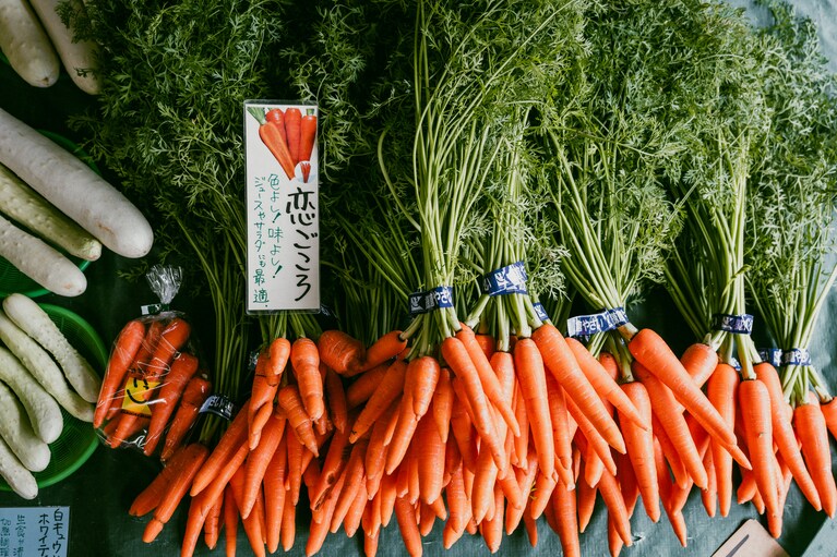 葉っぱもいきいきとして丸ごと食べられる葉付きニンジン。