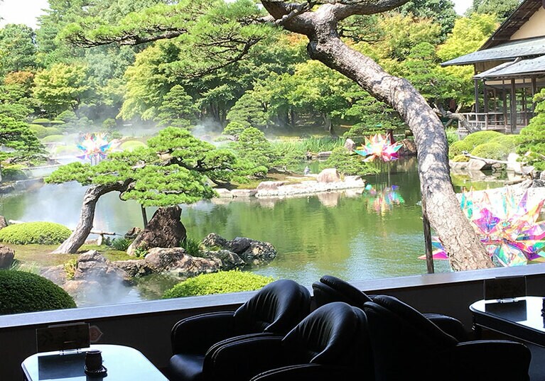 手入れの行き届いた庭園を眺めながら、カフェで一息。