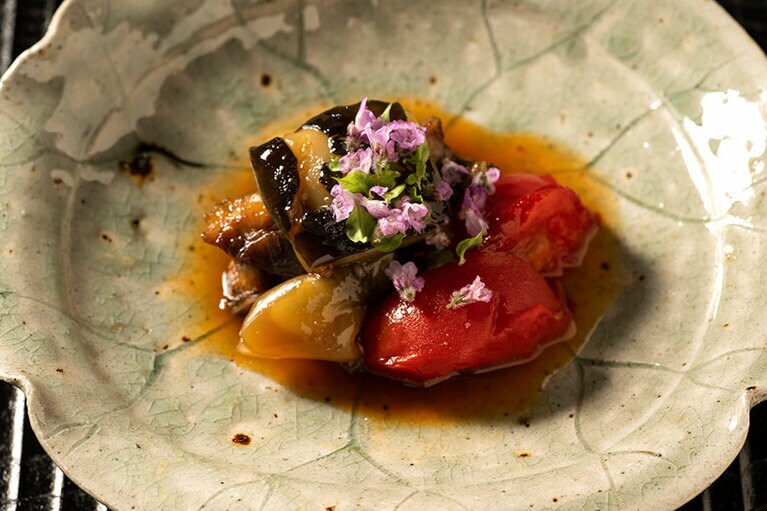 喬木(たかぎ)村の宮下さんのスッポンと、阿智村「佐藤農園」のトマトの炊き合わせ。生姜と穂紫蘇が2つの味を繫ぐ。