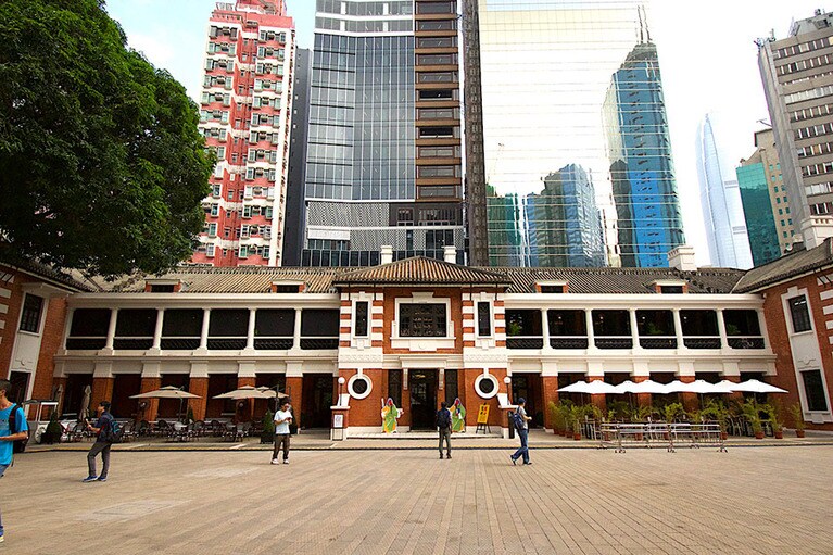 1919年に完成した旧警察署本部。正面はネオクラシックなデザインだが、南面は古典主義建築。