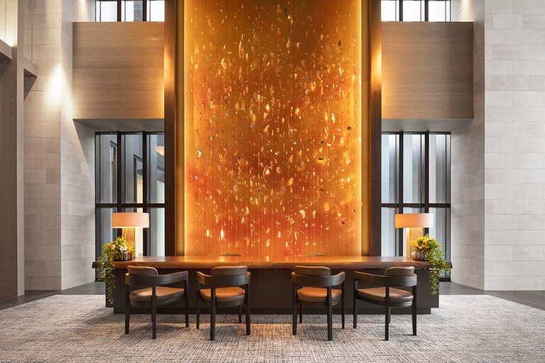 パーク ハイアット ニセコ HANAZONO［北海道／花園温泉］ホテル棟ロビー。大きなガラスの向こうにゲレンデや羊蹄山が広がる。