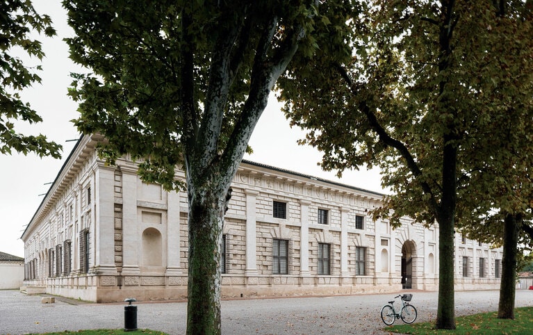 テ宮殿は中心部から徒歩圏内の場所にある。