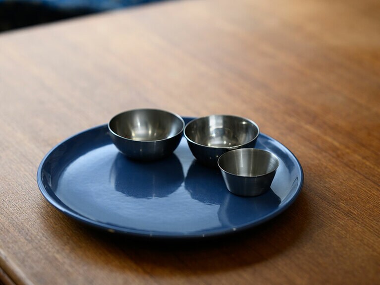 シックなブルーのうつわにアルミの小鉢を置いてインドのターリー風に。