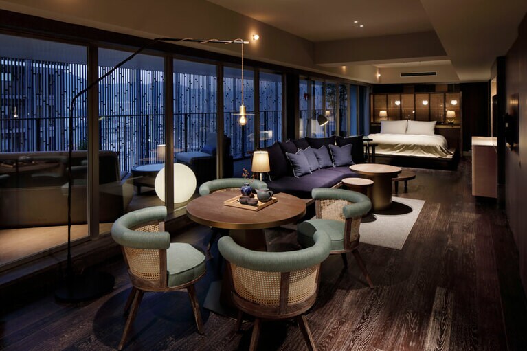 東山を望み、開放感あふれるテラスを備えた客室「東山テラススイート」。