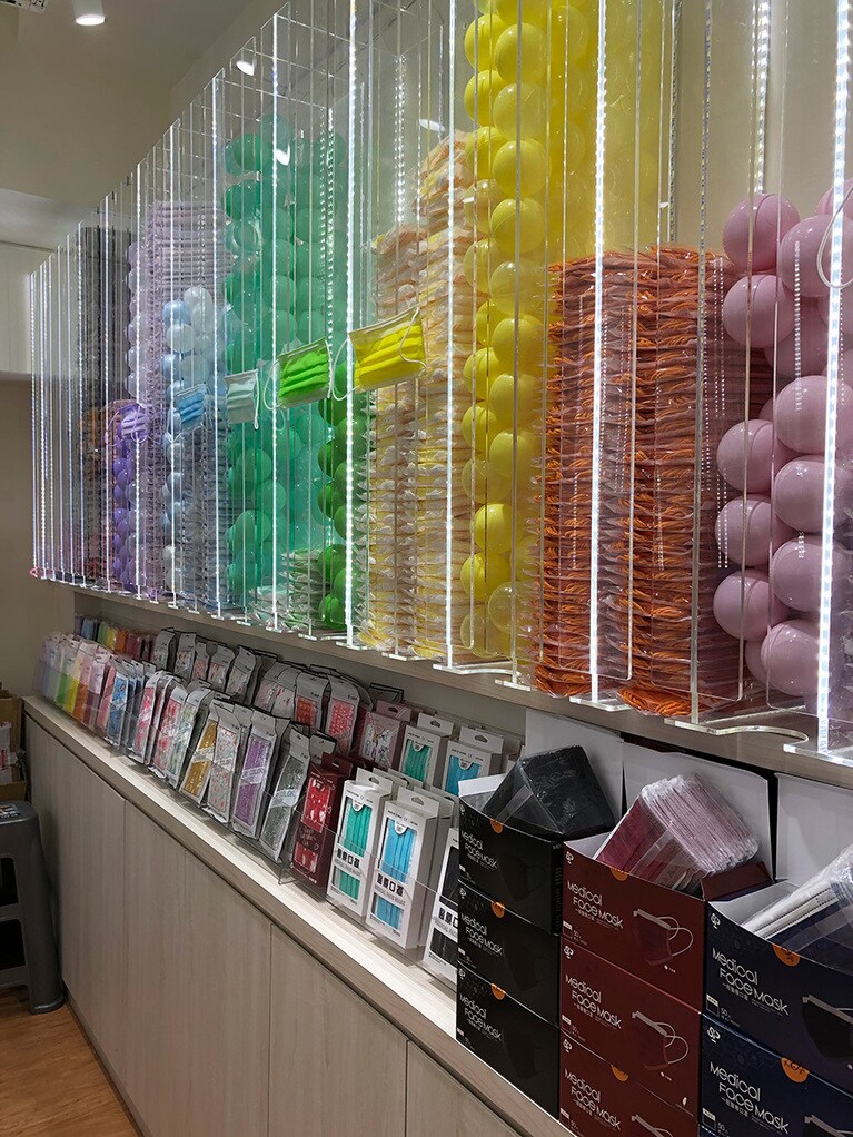 「Play Color Mask」では、医療用マスクメーカー「宏瑋」と「丰荷」の2社のメディカルマスクを販売。10枚入りの小箱のほか、通常大箱入りのものを小分けして販売。プリントマスク10枚入り189元、単色10枚入り129元。