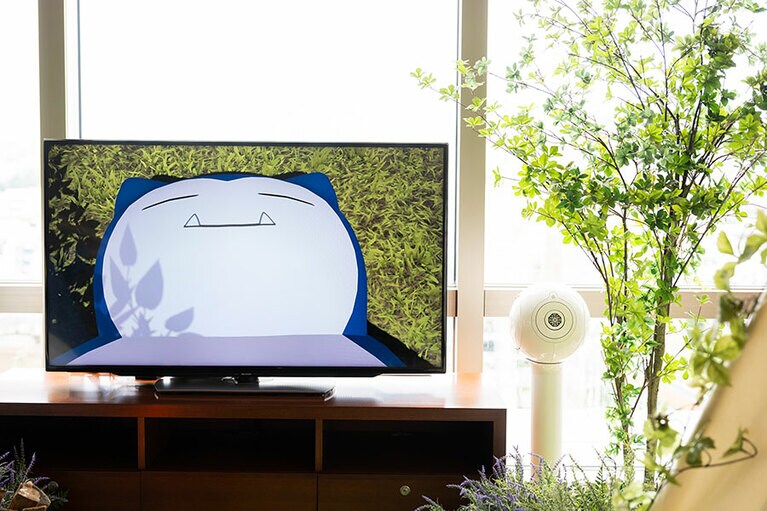 大画面に映し出されるカビゴン。