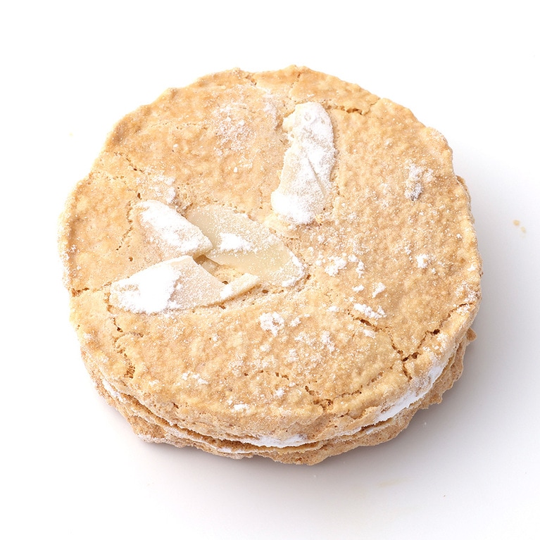 シュクセ 240円。アーモンド＆ヘーゼルナッツのパウダーを混ぜ込んで焼いたメレンゲ生地に、プラリネのバタークリームをサンド。