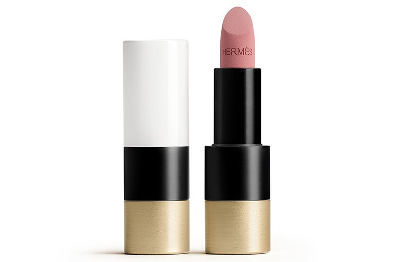 上品なベージュピンクのマットタイプ。「ルージュ エルメス ルージュ ア レ―ヴル マット ベージュ・ナチュレル 11」 3.5g。©Studie des fleurs