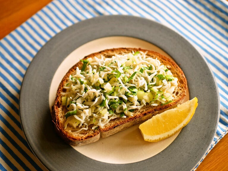 しらすとセロリのっけパン。