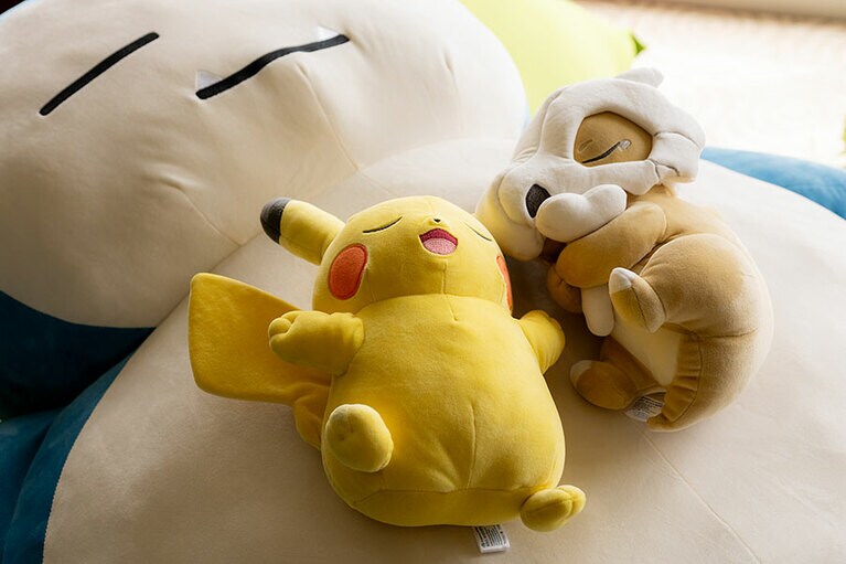 寄り添って眠るピカチュウとカラカラ。