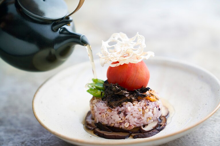 【翌朝  9:00 am／朝食には「ナチュラリーペニンシュラ ブレックファスト inspired by SHOJIN」が】「五穀米 葉隠れ味噌リゾット」（写真）など、精進ベースのメニューを健やかな心身で味わえば、その美味しさはいっそう格別なものに。※秋からはトマトが栗に変更されるなど、使用する食材は季節により替わります。