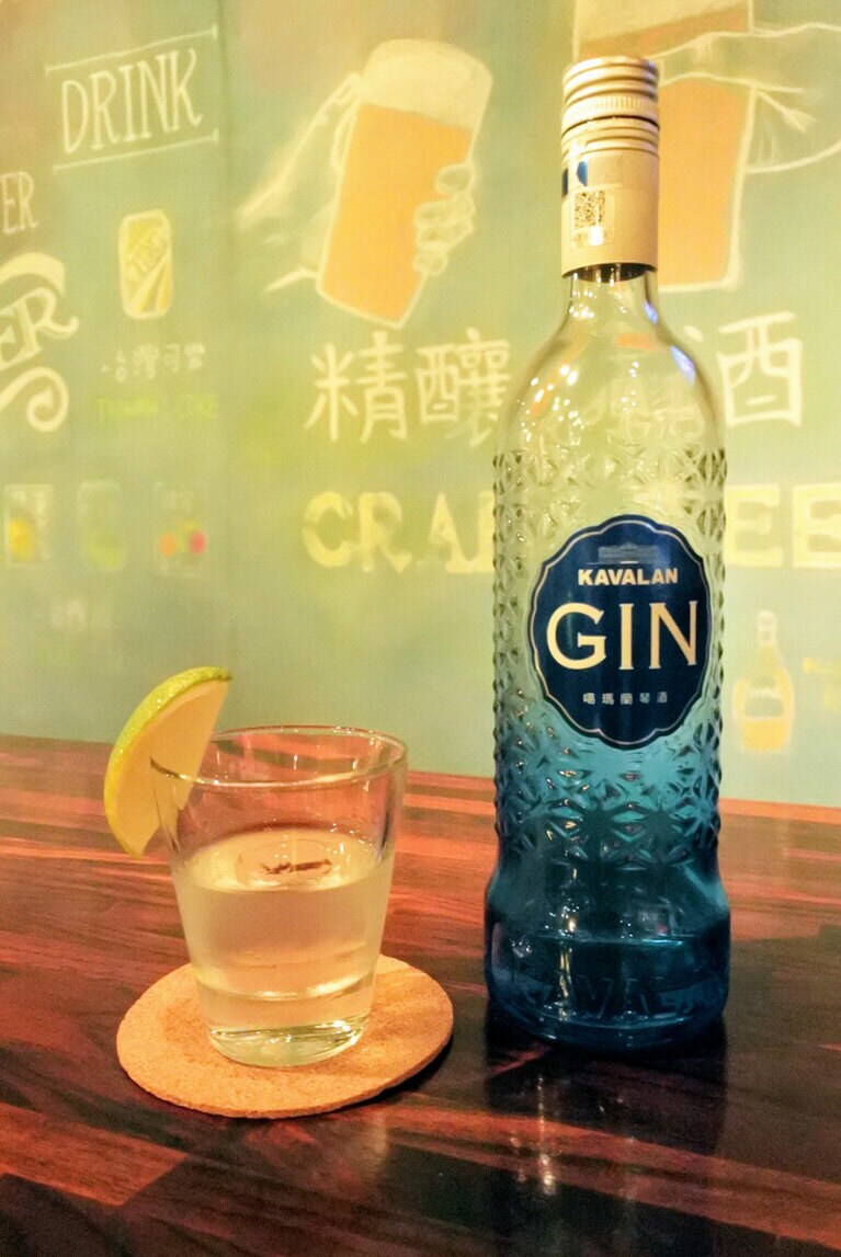 台湾で有名なウイスキーメーカー「カバラン」のジン。ロック(250元)でも味わえます。