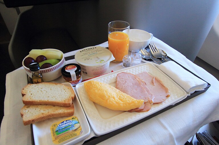 ビジネスクラスの2回目の食事。たっぷりのフルーツと温かいオムレツで寝起きもスッキリ！