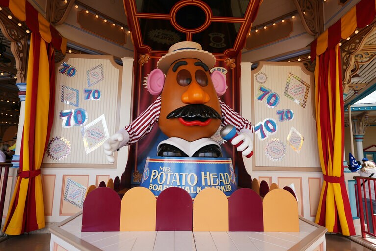エントランスでゲストをお出迎えするのは、ミスターポテトヘッド。壁のシールに注目。