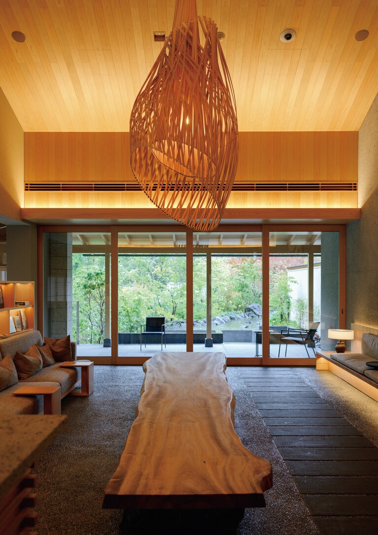 大浴場に併設されたサロン。フランス人造形作家、ニナ・フラデの作品から漏れる光が心地よい。