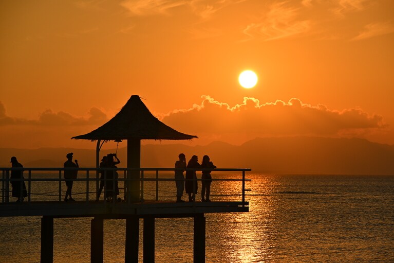 「エンジェルピア」は海へと突き出た絶景スペース。キラキラと金色の光に輝く海の向こうに望むサンセットは感動的。