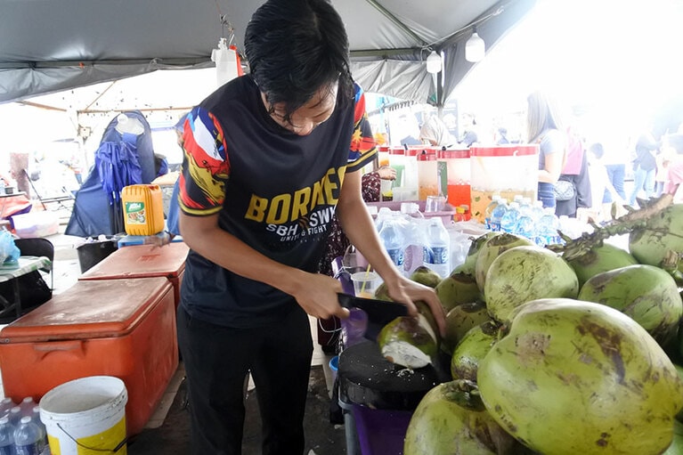 日本ではヤシの実ジュースはどれも同じように思っていたけれど……。本場は違います。