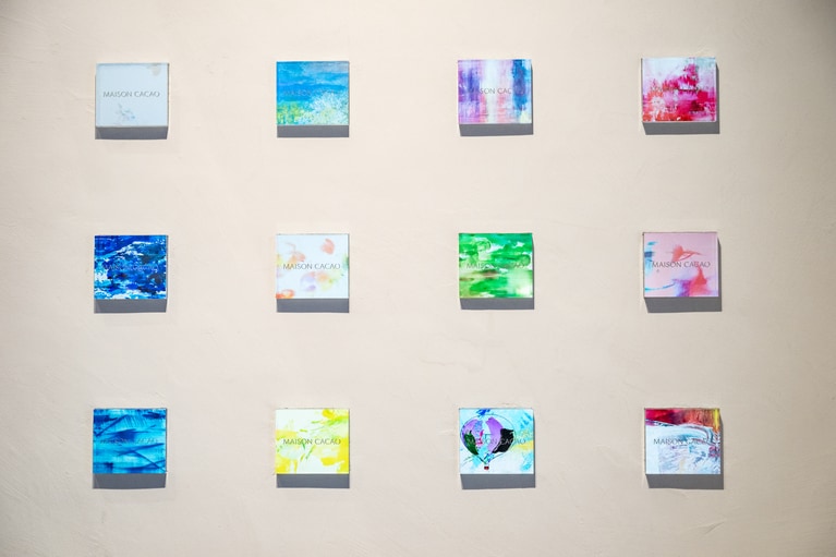 階段の途中にも、これまでのコレクションを紹介するアート作品が。