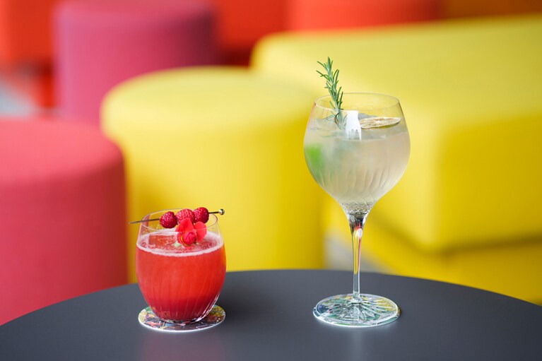 左：「ハイビスカス フィズ」、右：「リビングルーム“G＆T”」各2,280円。