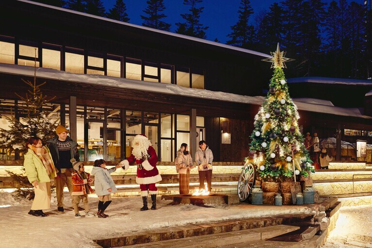 牛は寒さに備えるために、秋から冬にかけて脂肪を蓄えるという。したがって牛乳も濃厚になることから、サンタが配るミルクキャンディもミルク感とやさしい甘みがたっぷり。