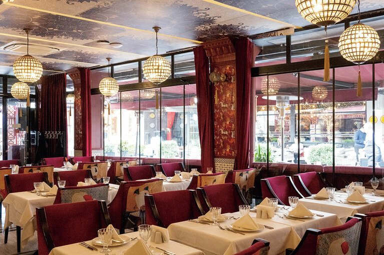 宮廷の華やかな宴を彷彿とさせる店内。