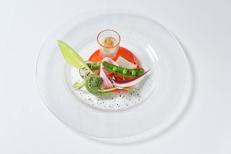 こごみやうるいなどの山菜やスナップエンドウなどの春野菜を、バーニャカウダでシンプルに味わうアンティパスト。