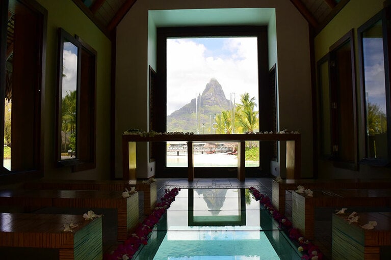 祭壇の向こうにオテマヌ山を望むチャペル。