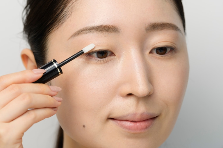 チップでまぶたに液をのせてから、指でなじませる。