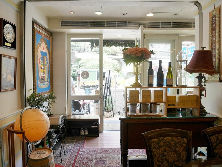 入口から向かいの路地が見えないように設置された入口。