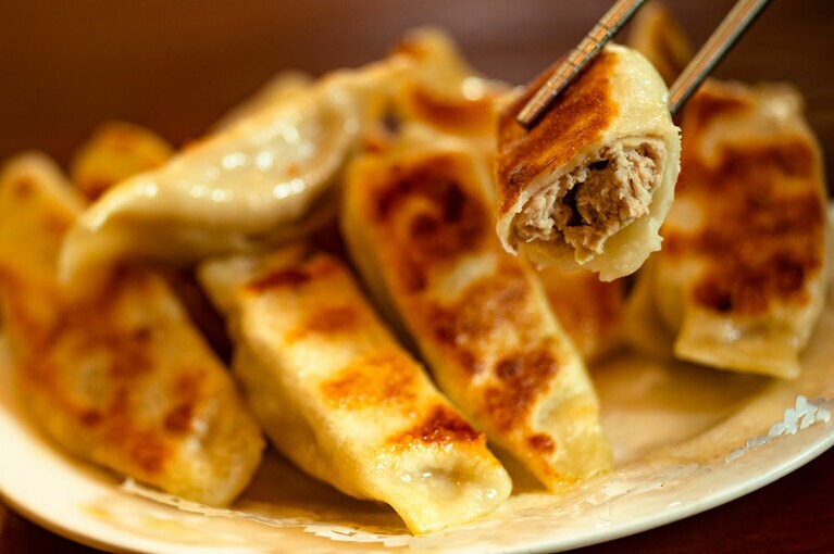 若山さんお薦めの三鮮鍋貼(サンシェングォティエ) 160元。