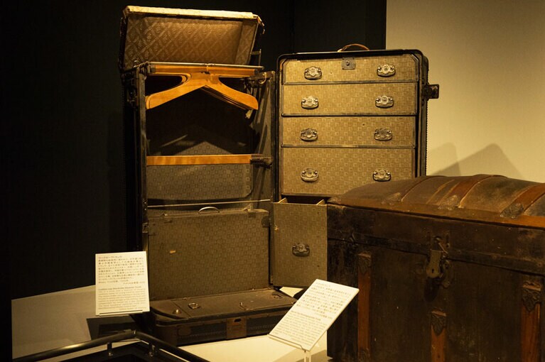 こちらはアメリカのトランク。左は、持ち運ぶ洋服箪笥としての機能を備えた1930年製のワードローブトランク。右は、19世紀後半にアメリカの保養地サラトガ・スプリングスを訪れる富裕者層の間で流行したサラトガトランク。